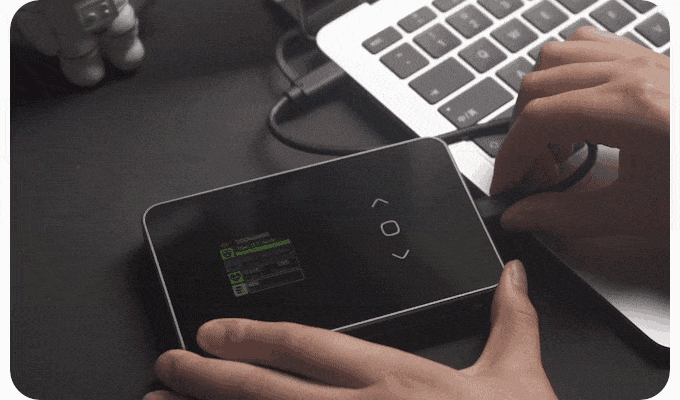 GIF animation showcasing Dockcase HDD/SSD enclosure writing out buffered data to the disk after a power failure