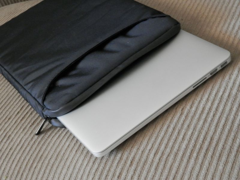 incipio-asher-macbook-pro-sleeve-containing-macbook-pro