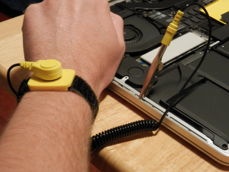 OWC Aura Pro SSD Review bracelet antistatique