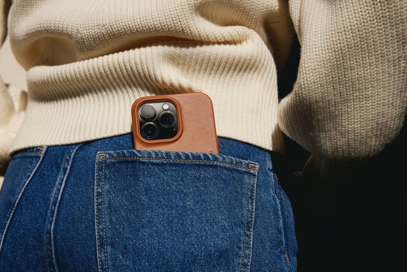 iPhone 14 in Mujjo
