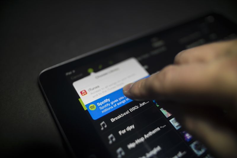 djay and Spotify (iPad 001)