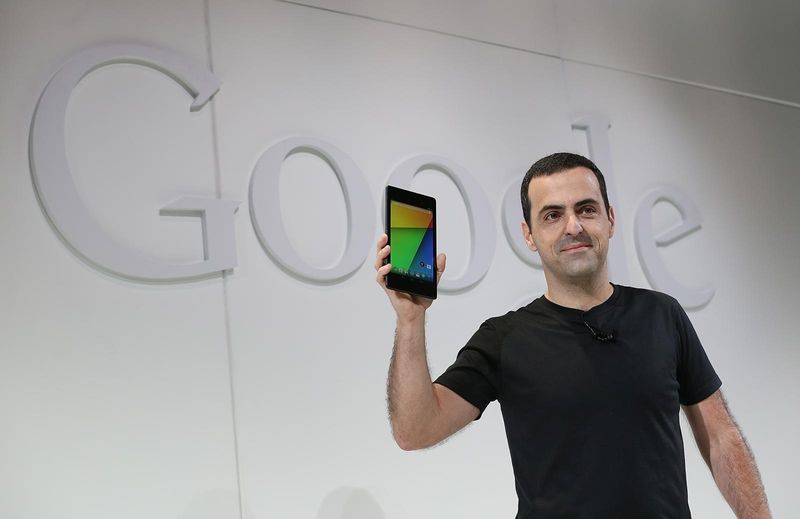 Hugo Barra (holds second-gen Nexus 7)