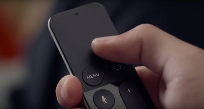 Apple TV Siri Remote dans la main image 003
