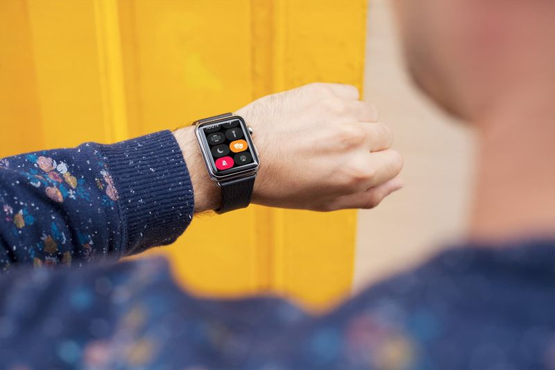 Une personne portant une Apple Watch avec le mode Théâtre activé dessus