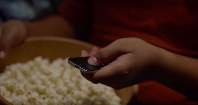 Apple TV Siri Remote dans la main image 004