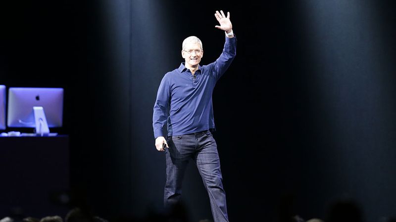 Tim Cook waves WWDC 2015