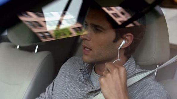 iphone-4s-advert-siri-guy-in-a-car