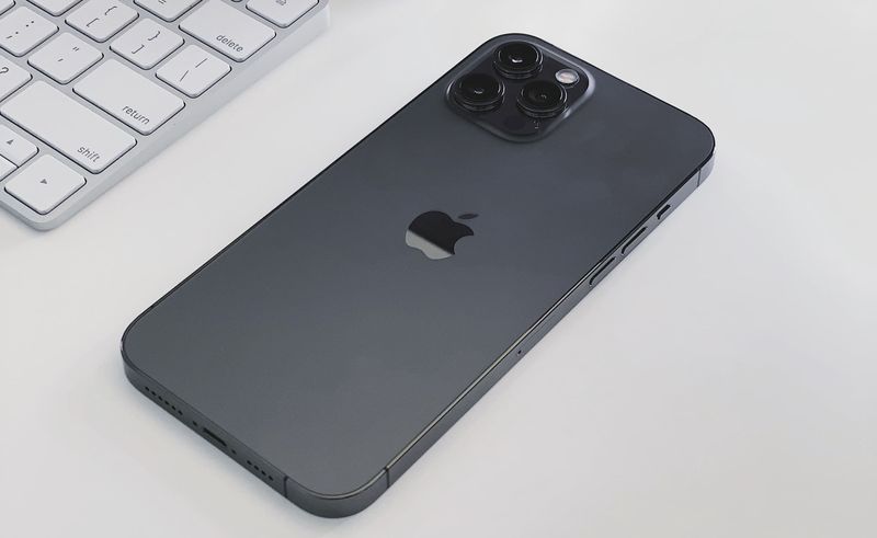 iPhone conservé sur une table montrant ses boutons de volume