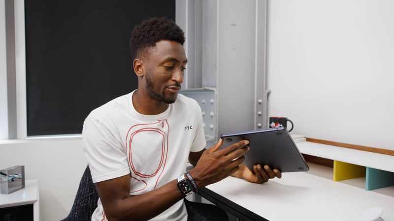 YouTuber Marques Brownlee est dans son studio, tenant Apple