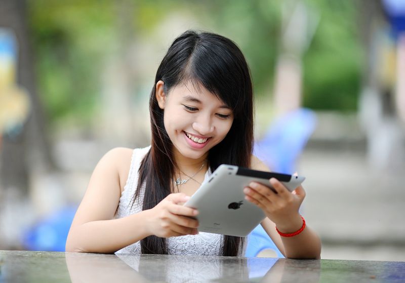 kid on iPad