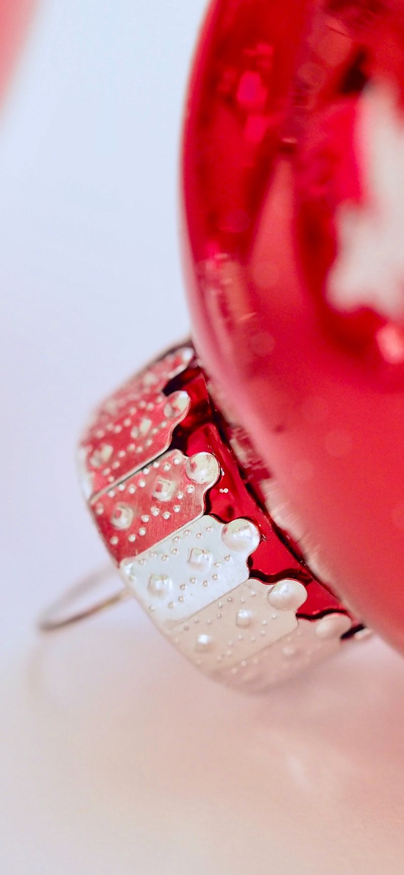 peluche-design-studio-unsplash-décoration-de-noel-boule-rouge-fond-d