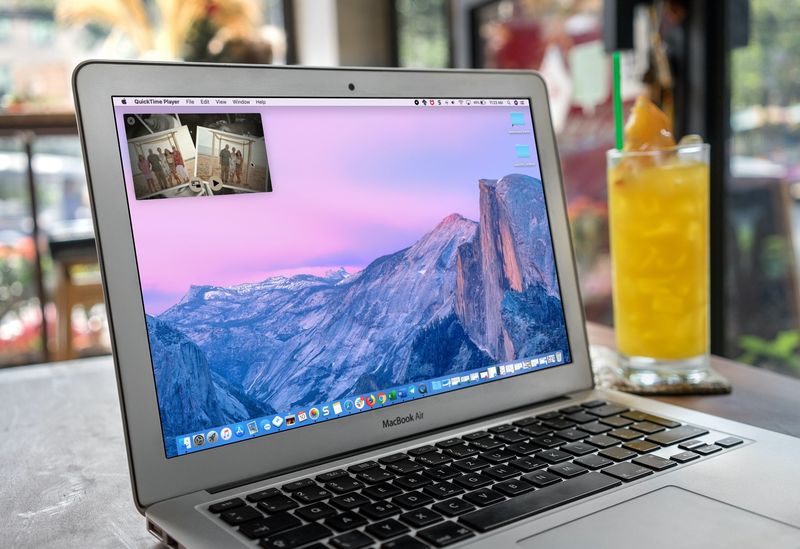Picture-in-picture QuickTime Player