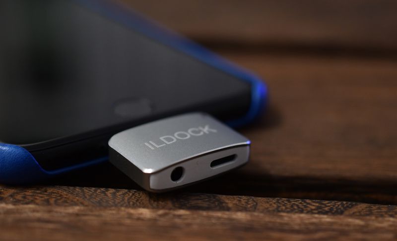 iLDOCK attached to iPhone 7