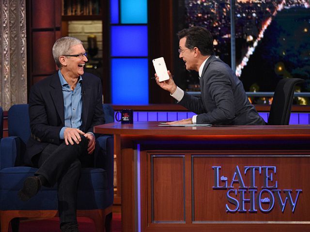 Tim Cook September 2015 The Daily Show with Stephen Colbert image 001