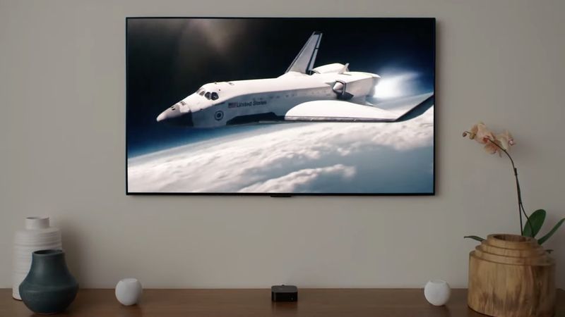 Une image montrant Apple TV 4K et deux mini haut-parleurs HomePod dans la configuration audio du home cinéma