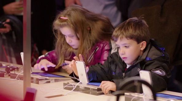 Apple event 201203 (iPad 3 introduction, Apple Store video, boy and girl interacting with iPhone 001)