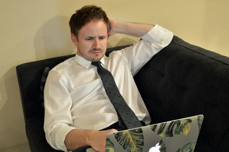 Homme travaillant sur un MacBook